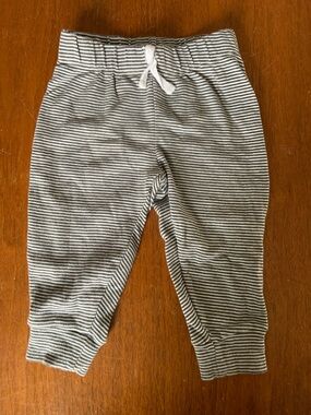 🍓3/$10 Amazon Essentials Gray and White Striped Kids Jogger Pants size 18m